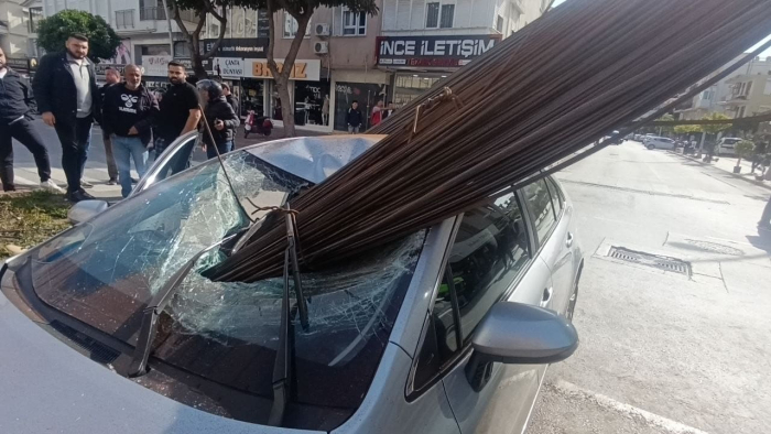 Kamyonun üzerindeki inşaat demirleri seyir halindeki otomobile 'ok' gibi saplandı